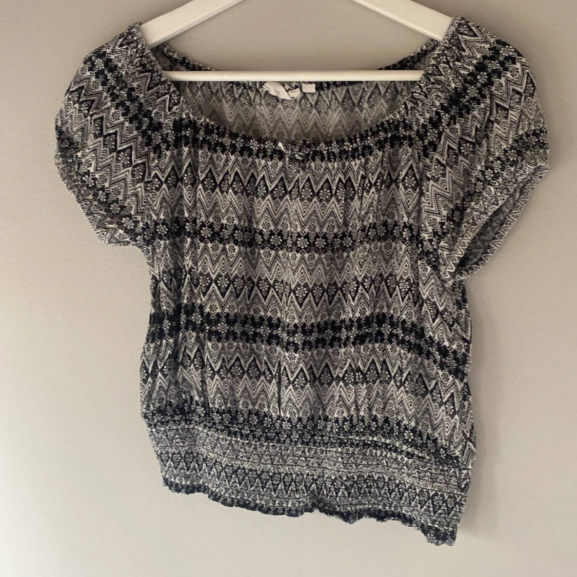 Mönstrad topp i svart och vit