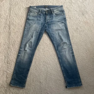 Jack & Jones Slimfit - Tjo, säljer nu mina slimfit jeans från Jack and Jones. De är i en ljus och vibrant blå med en skön wash, de har ett litet bootcut snitt i änden men jag lovar att det förbättrar hur de ligger på skon. Köpta för ungefär 1000, mitt pris 300 🙌