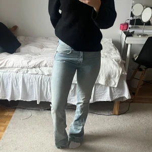 Ljusblå bootcut jeans - Snygga ljusblå midwaist bootcut Jeans från Zara i stl 36. Ca 1cm avklippta på längden men fortfarande för långa för mig! Endast använda 2-3ggr💘