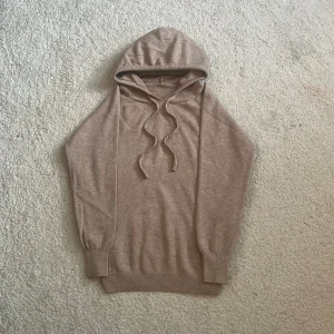 Beige Kashmir hoodie - Säljer en asskön beige hoodie i Kashmir, perfekt för vinter vår och höst. Köpte denna för 700kr och hoodien är helt oanvänd, priset är lågt eftersom att storleken passar bättre som xs än s. Passar as bra me ljusa sneakers och jeans, de man ser på bild 3 är också till salu på min profil 🔥🔥
