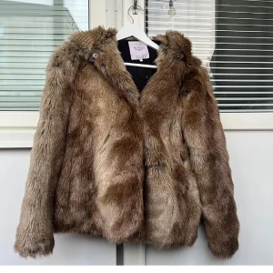 Brun pälsjacka från Zara - Säljer en snygg brun pälsjacka från Zara med gosig luva!