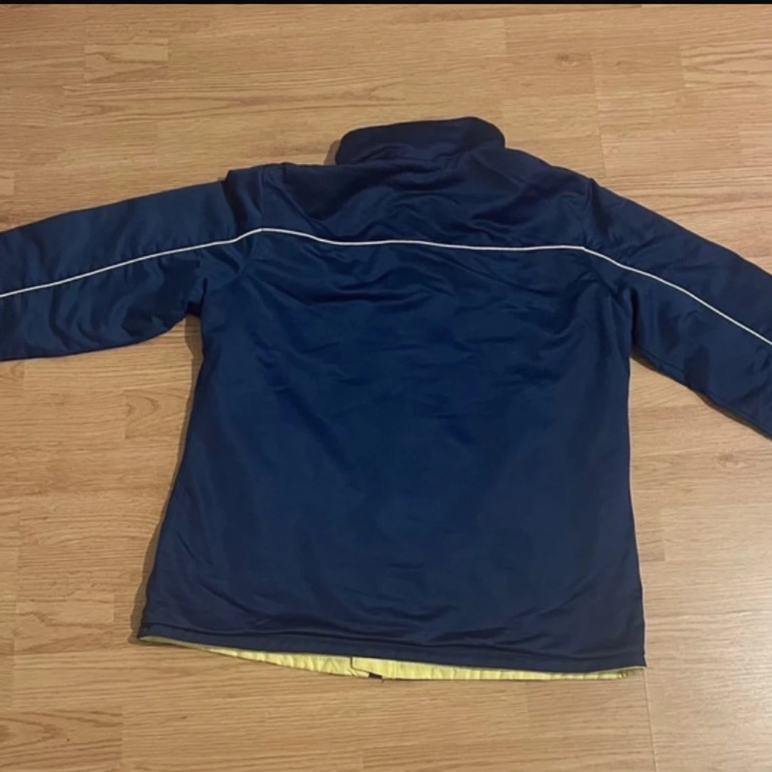 Blå och gul vindjacka - 1