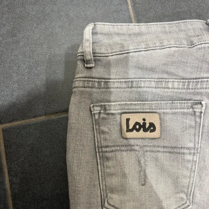 Grå jeans från Lois - Jag är 1,68 och längden på byxorna är perfekt för mig. Jag har sytt ner byxorna till lågmidjade & tyckte det blev så fint. 
