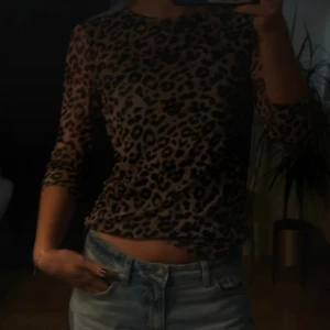Leopard tröja  - Leopard tröja som man både kan ha som långärmad, men också som trekvart ärmad. 🤍