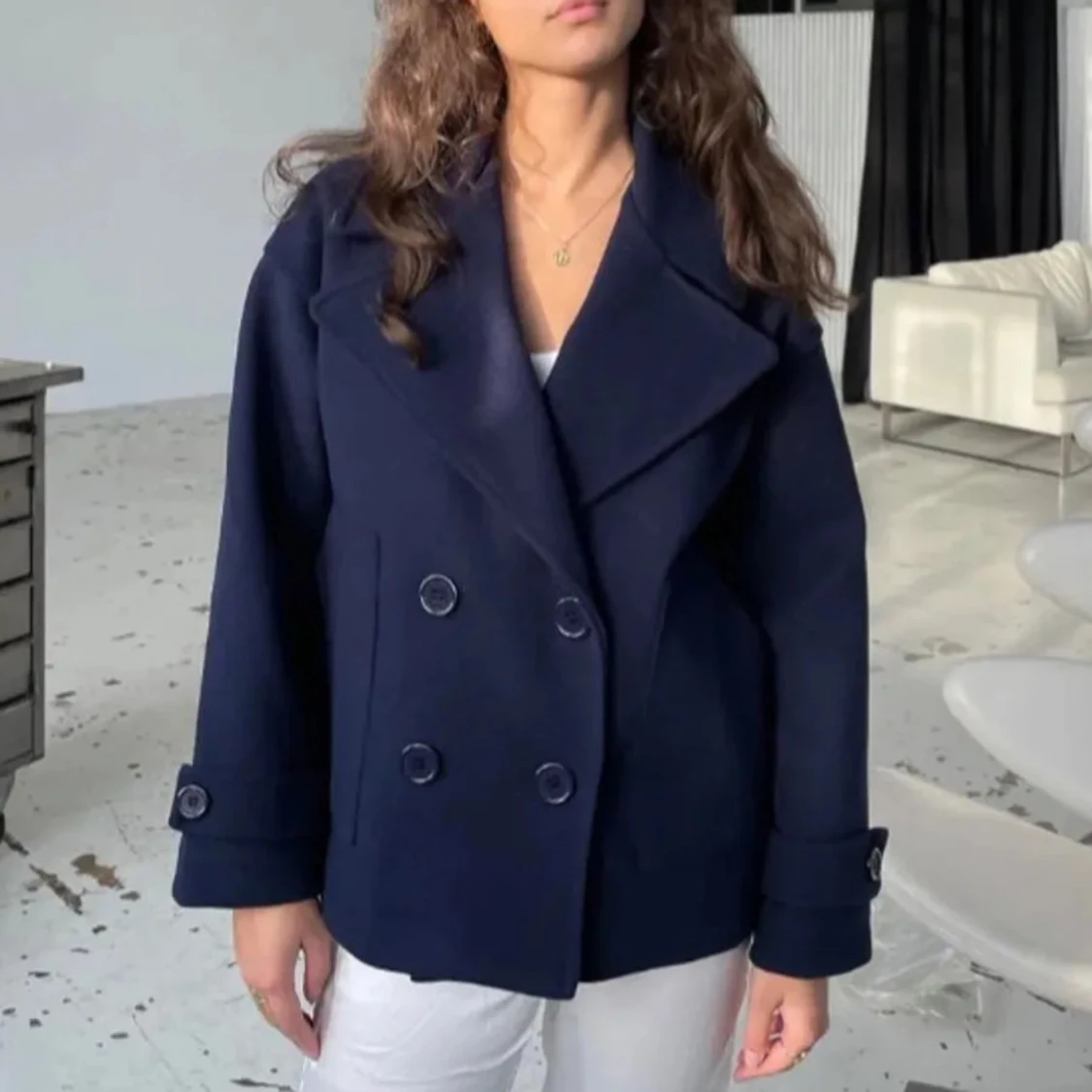 Mörkblå kappa med knappar