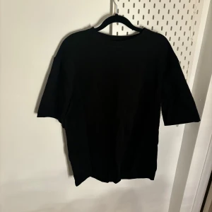 Svart tröja - Overzized t-shirt i tjockare material.