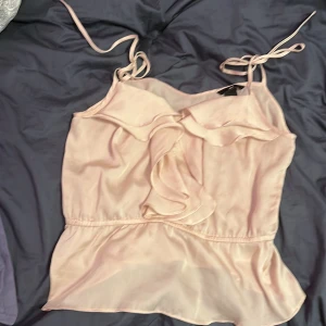 Ljusrosa linne från H&M - Den är i storlek 40 i dam men den har krympt i tvätten och passat då mig med s!🥰