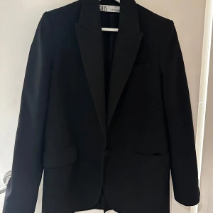Svart kavaj från Zara - Snygg kavaj från Zara i super bra skick, snygg till fest eller vardags 