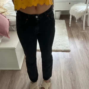 Svarta jeans med rak passform - Snygga svarta jeans med rak passform som sitter superfint🌸🌸