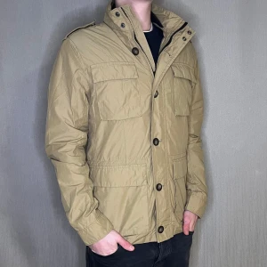 Field jacka i storlek L  - Fieldjacka från East West 🤎✨ Storlek: L Färg: Beige 🏜️ Tidlös och trendig! Modellen på bilden är 183 cm och väger 75 kg.