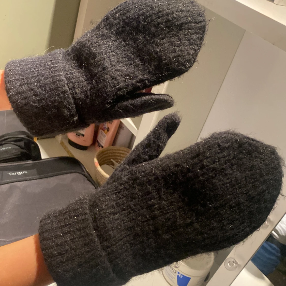 Svarta stickade vantar - 1