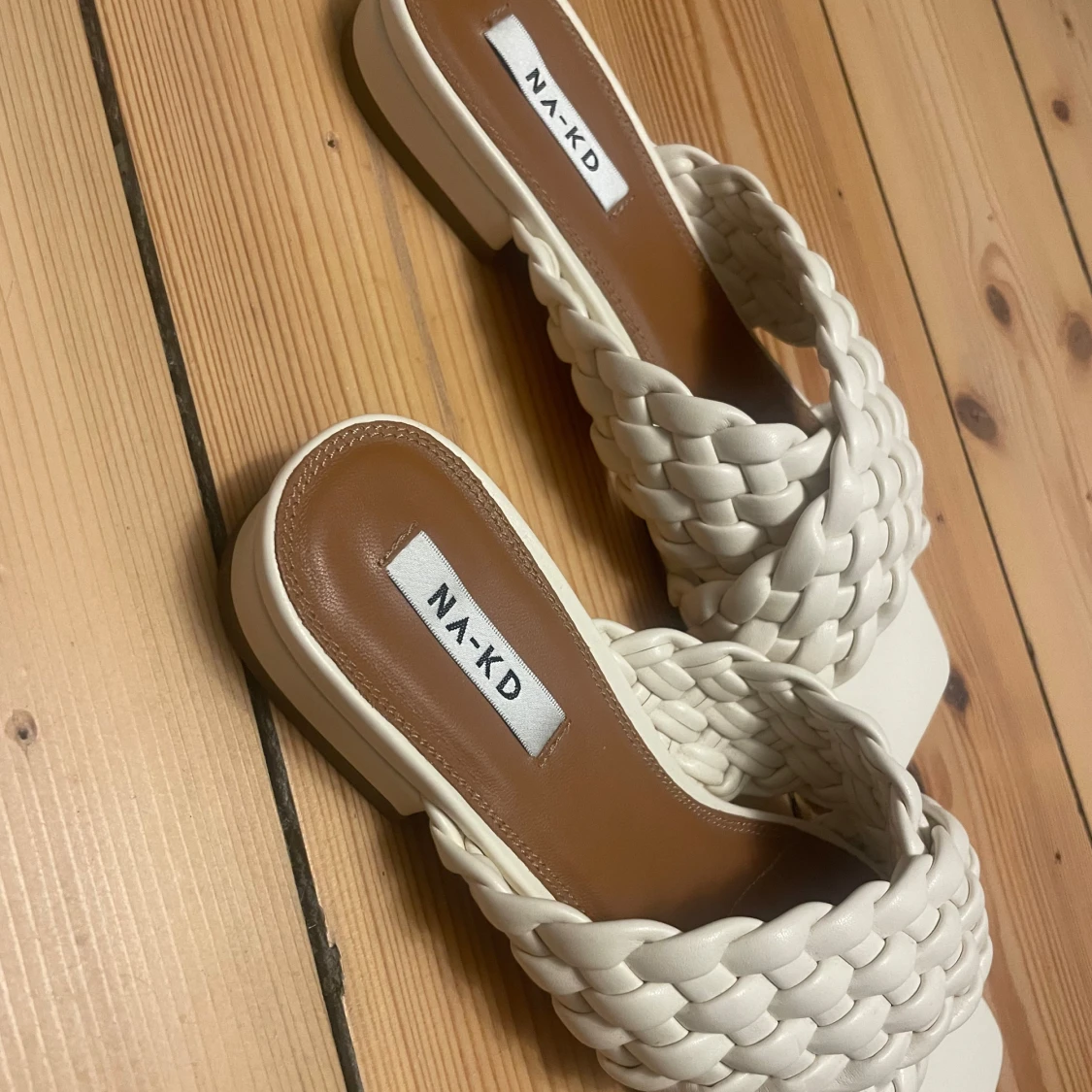 Vita flätade sandaler från NA-KD - 91