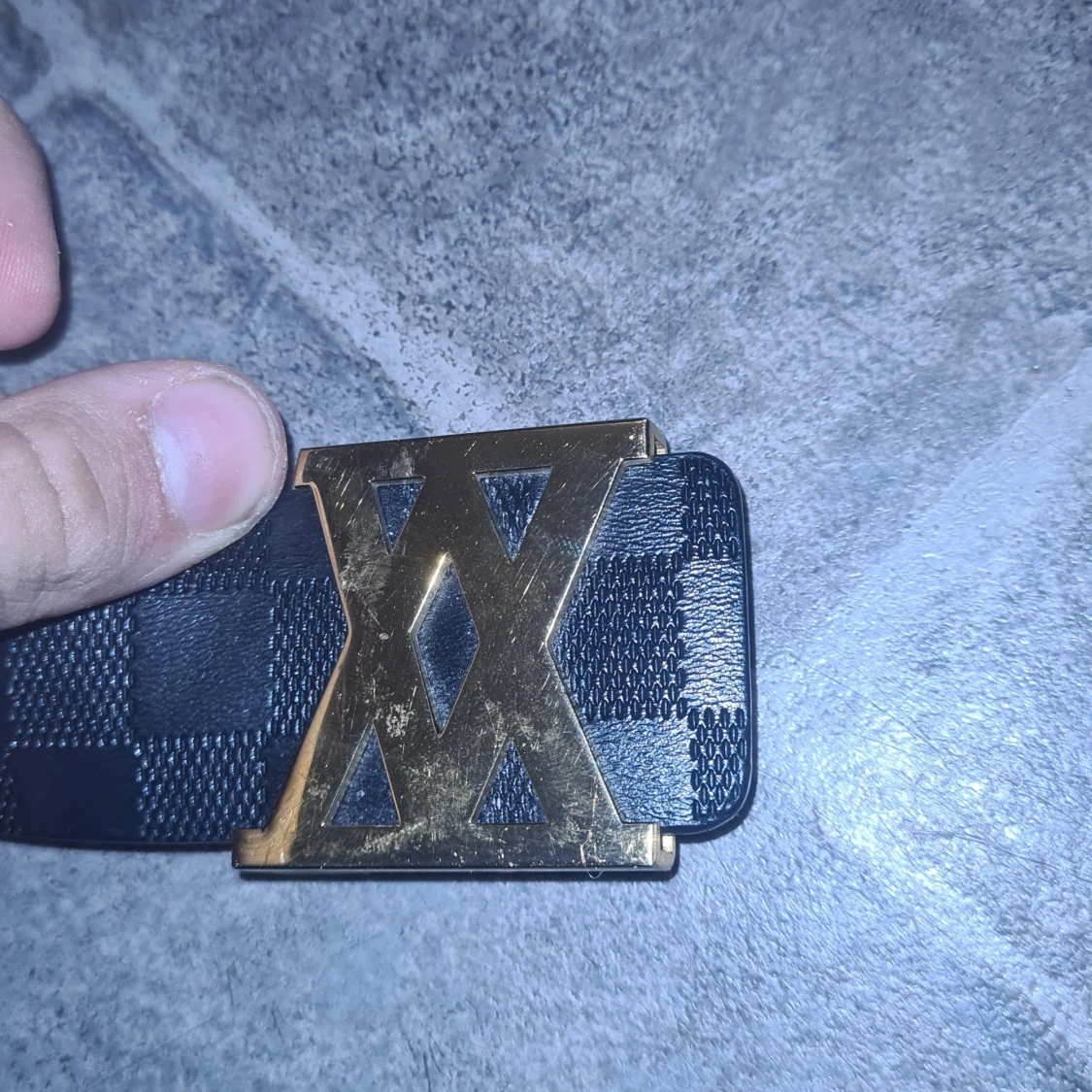 Svart bälte med guldspänne' - 91