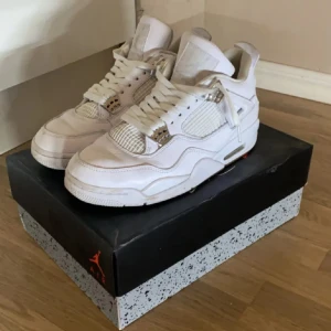 Jordan 4 Pure money - Säljer ett par stilrena vita Nike Air Jordans. Skorna har en klassisk design med snörning och den ikoniska Jumpman-loggan på hälen. Perfekta för dig som vill ha en tidlös sneaker i garderoben.