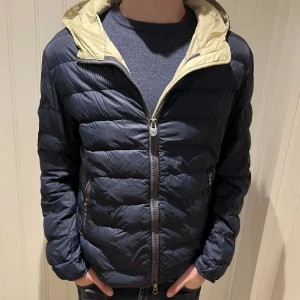 Colmar jacka - Riktigt snygg Colmar jacka, bra skick utom att den är lite ”klumpig” i dunet, passar S. Modellen är 179, hör av dig vid minsta fundering (32)
