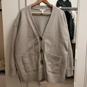 Stickad Cardigan - En superfin stickad cardigan från H&M, fin passform, lite overzised 💕 Lite nopprig på vissa ställen men inget som märks av (bild 3) 😊 Använd gärna köp nu