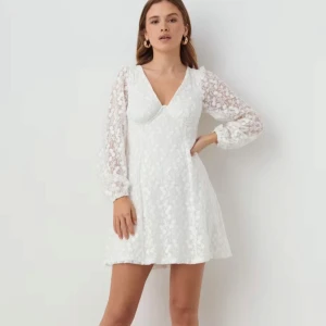 Vit spetsklänning från Gina Tricot - Säljer min studentklänning! En jättefin långärmad spetsklänning i storlek 40🌺 Klänningen är endast använd en gång och är därför i väldigt fint skick