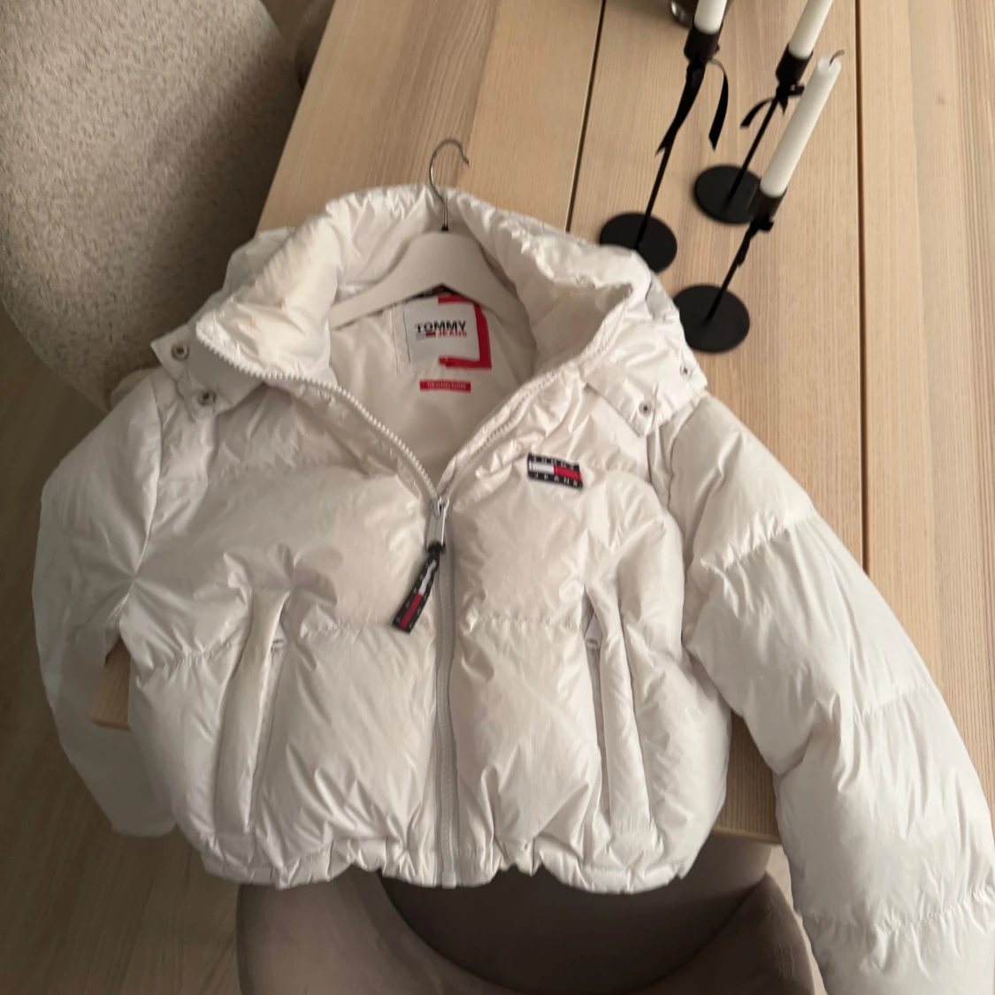 Vit dunjacka från Tommy Jeans