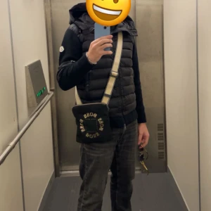 Moncler cardigan - Moncler cardigan i nyskick finns inget som tyder på att den ens är använd. Jackan används inte därför säljer jag den.