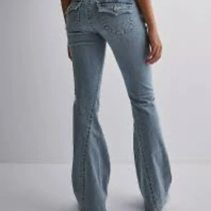 Blå bootcut jeans från true religon - Hej! Säljer nu mina true religon jeans!! Pris kan diskuteras💕Vid frågor om tex bilder är det bara att fråga!!!💞💞(gärna så snabbt köp som möjligt)💘💘