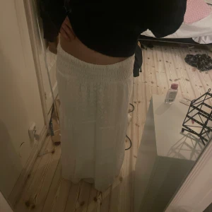 Vit långkjol - Säljer en vit långkjol med elastisk midja ifrån Gina Tricot!💗 Kjolen är helt ny och har aldrig använt den!