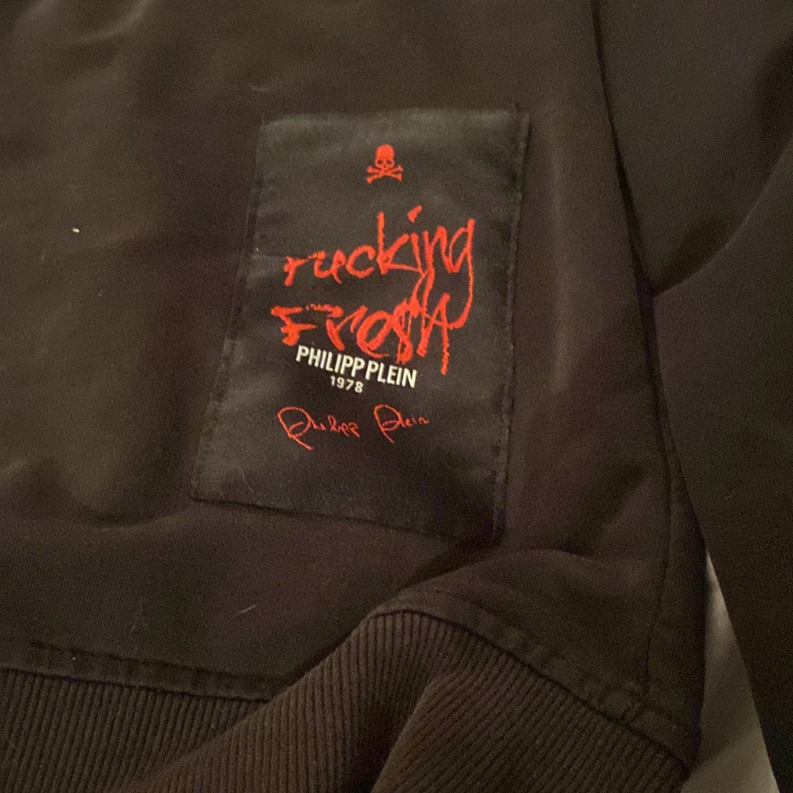 Svart tröja från Philipp Plein med röd text - 64