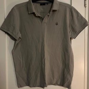 Sail Racing pikétröja - Använd några gånger. Inga skador eller defekter. Hör av dig vid fler frågor eller intresse! (Kan gå ner i pris vid snabbt köp)