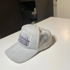 Venture clothing keps - Säljer nu en Venture clothing keps som är riktigt schysst och unik. Kepsen är i bra skick och är i One Size. Ordpris är 449 kr o jag säljer den för 199 kr. Hör av er om ni har några funderingar!