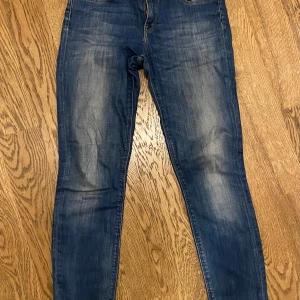 Blå jeans från Lee - Snygga blå jeans från Lee med en klassisk design. De har en normal passform och är perfekta för en avslappnad stil. Jeansen har fem fickor och en knappgylf.