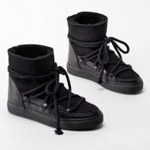 Svarta inuikki skor - Säljer mina jättesnygga inuikkis för att jag inte har fått användning av dom, dom är använda en gång och är i helt ny skick, har inga spår av användning, kan tänka mig gå ner i pris vid snabb affär!