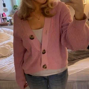 Rosa stickad kofta från H&M - Fin rosa kofta från Hm!