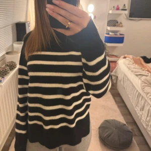 Stickad tröja från missay - Säljer en svart och vit randig stickad tröja med långa ärmar från märket Missay. Perfekt för en avslappnad stil. Tröjan har en bekväm passform och är lätt att matcha med olika outfits. Storleken är onesize men passar för både xs och xxs. 