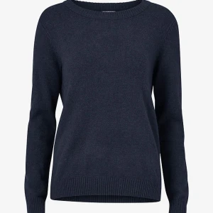 Mörkblå stickad tröja från VILA - En mörkblå stickad tröja ifrån Vila. Den är använd men fortfarande i bra skick då den inte är nopprig.🥰