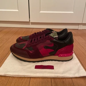 Valentino rockrunner - Röda Valentino rockrunner. Storlek 39 men passar som 40. Dustbag ingår