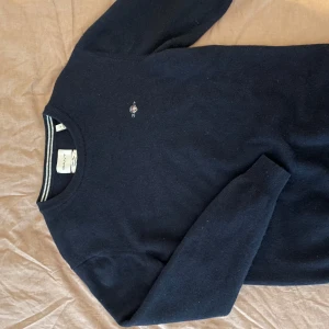 Gant Tröja - Fet stickad GANT tröja gjord av lammull. Tröjan är storleken L men då den har krymp i tvätten sitter den precis som storlek S. Den är i nytt skick bara använd enstaka gång. Skriv gärna vid funderingar!