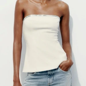 Zara topp - Säljer denna topp då den inte kommit till användning(använd 1 gång) Den är i storlek small och helt i nyskick, den är även figursydd så sitter väldigt fint🤍🤍helt slutsåld på hemsida 🤍