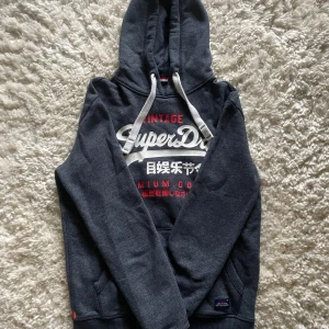 Superdry Hoodie - Snygg, stilren och fräsch Superdry hoodie - Skick: 9.5/10 - Storlek: S - Nypris: ≈ 1500kr - Vårt pris: 599kr - DM vid frågor & funderingar! 🙏