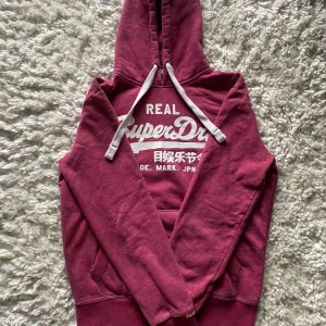 Superdry Hoodie - Snygg, stilren och fräsch Superdry hoodie - Skick: 9/10 - Storlek: M - Nypris: ≈ 1500kr - Vårt pris: 599kr - DM vid frågor & funderingar! 🙏