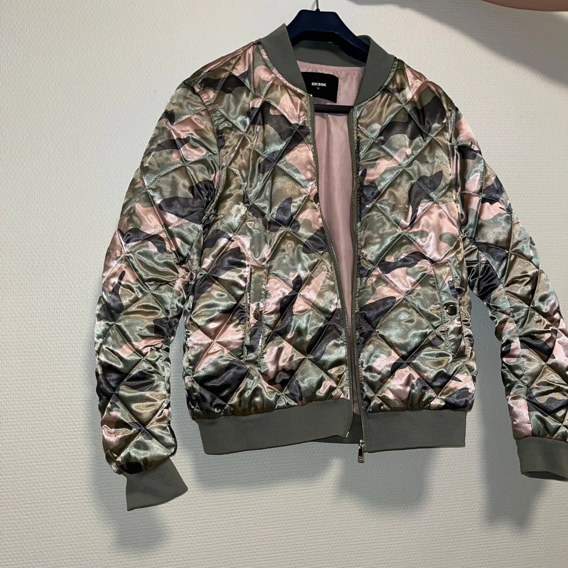 Bomberjacka från Bik Bok