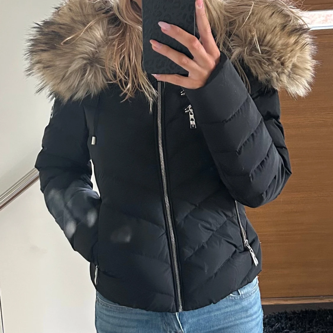 Svart dunjacka från Hollies - 90