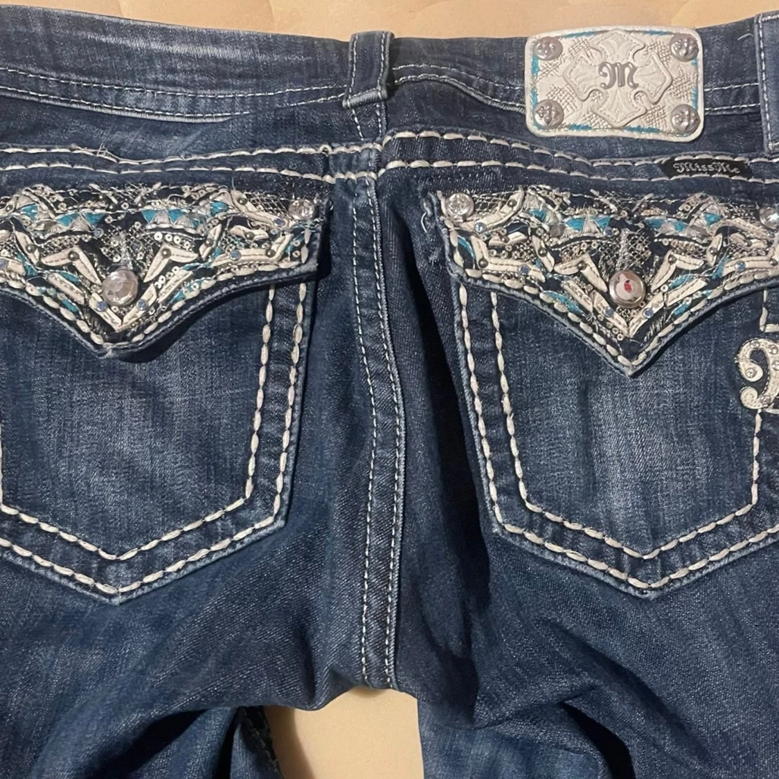 Mörkblå  'Miss me’ jeans med broderade fickor💙 - 2