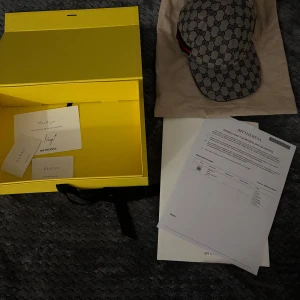 Gucci keps  - Gucci keps Storlek L Den är helt ny samt oanvänd Kvitto box påse Allting medföljer. Kostar 5600kr nypris.  #Gucci #Louisvuitton #Moncler #Burberry #Balmain #Dior #Palmangels #Valentino