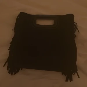 Maje väska  - Jätte snygg svart maje väsk. Maje märket har nästan gått bort och bandet är tyvärr borttappat 