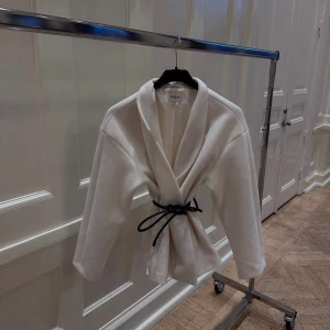 Vit kappa med knytband - Jättefin jacka med knytband i midjan ifrån Kappahl i nyskick( endast använd ca 2 gånger) 