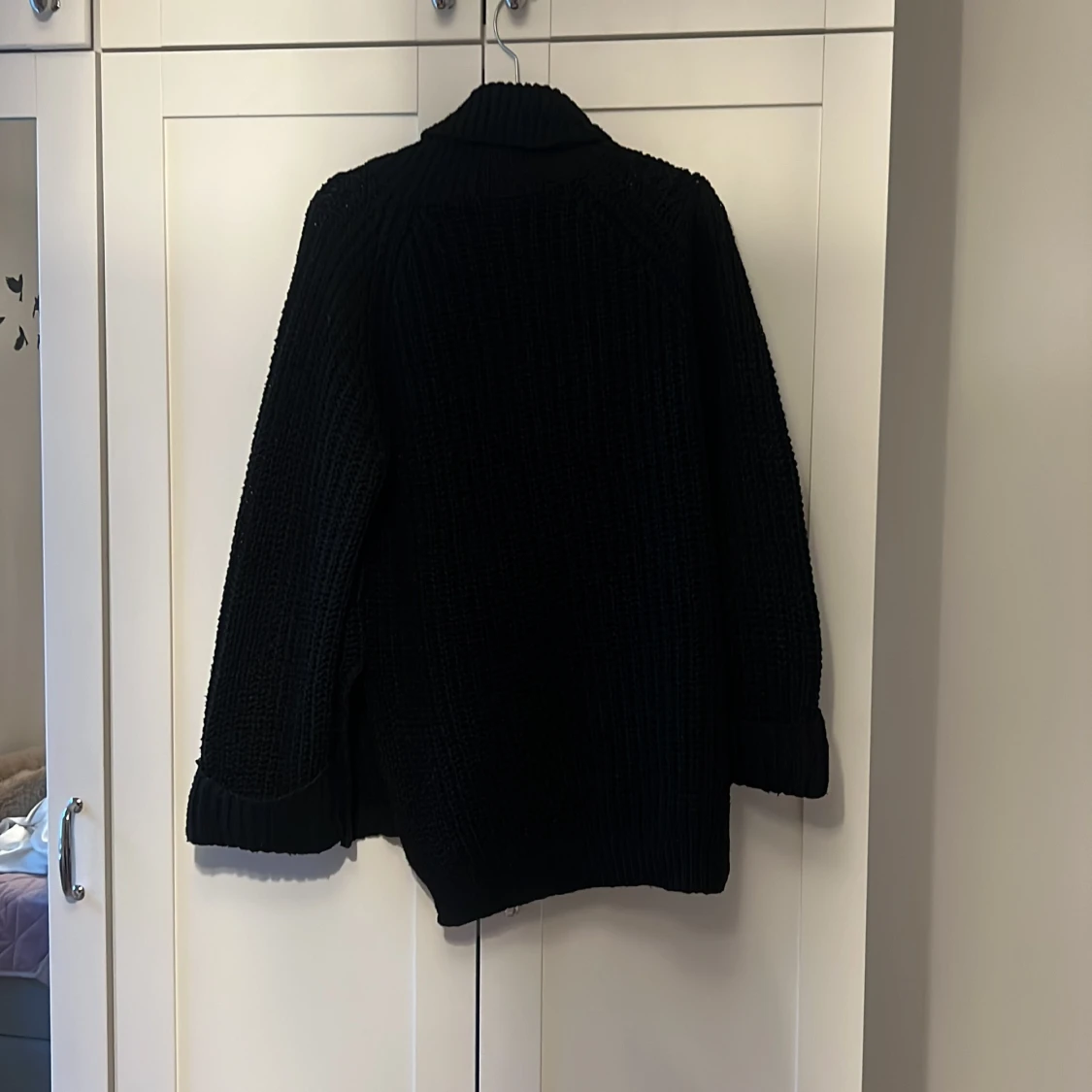 Svart och vit stickade polotröjor