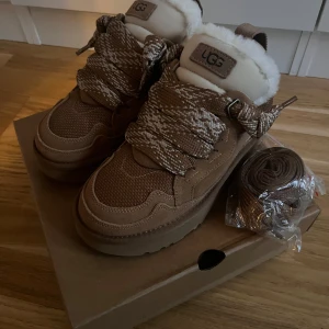 Ugg lowmell - Hjälper sälja dessa åt min tjej i och med att dom inte passade, dom är aldrig använda och allt original fås me. Perfekta till vinter!