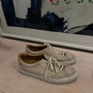 Beige sneakers från A days march  - Snygga beige sneakers från A days march!