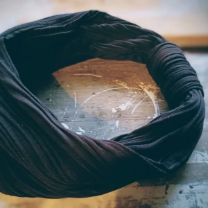 Svart ribbat hårband - Enkelt och stilrent svart hårband med ribbad textur. Perfekt för att ge en snygg touch till din outfit. Passar bra för både vardag och speciella tillfällen.