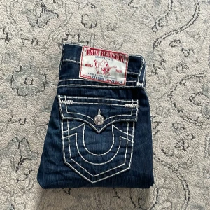 True religion jeans - True religion OG super T dark wash jeans. Riktigt snygga. Sitter perfekt över skon, sitter perfekt.  Kom med frågor.