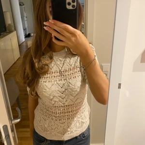 Vit stickad topp från Zara - Säljer en vit stickad topp från Zara💕